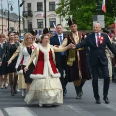 Staropolski strój męski wyglądający jak długa suknia – historia i znaczenie