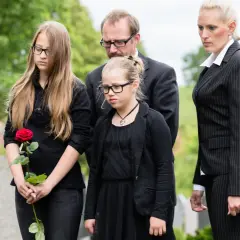 Czy na pogrzebie można mieć czapkę? Sprawdź zasady i etykietę