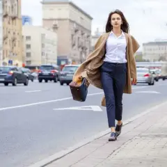 Jaką bluzkę wybrać do granatowej spódnicy, by wyglądać stylowo?