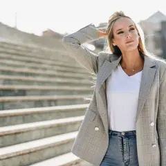 Jaką bluzkę do marynarki wybrać, aby wyglądać stylowo i elegancko?