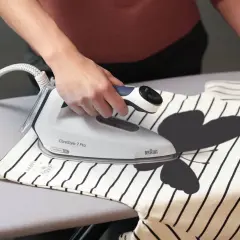 Skuteczne sposoby na odklejenie naklejki z bluzy bez uszkodzeń