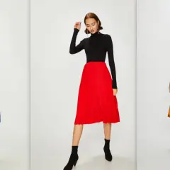 Trzy kobiety prezentują modne stylizacje z plisowanymi spódnicami. Jedna w czarnej bluzie z napisem "LIFE IS A CATWALK" i spódnicy w niebiesko-czarne pasy. Druga w czarnym golfie i czerwonej spódnicy. Trzecia w czarnej bluzce i spódnicy w odcieniach gr...