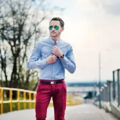 Jakie spodnie do niebieskiej koszuli? Oto stylowe połączenia na każdą okazję