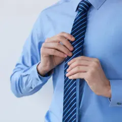 Jaki krawat do niebieskiej koszuli, aby uniknąć modowej wpadki?