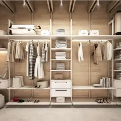 Minimalistyczna garderoba z ubraniami i akcesoriami, idealna dla stylu clean girl.