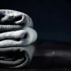 Jak suszyć swetry w suszarce bez ryzyka ich zniszczenia?