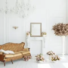 Elegancka kanapa w stylu francuskim, kryształowy żyrandol i bukiety kwiatów tworzą wytworny salon.