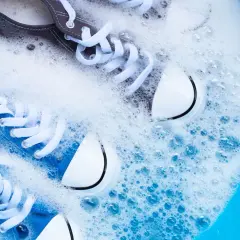 Niebieskie i szare trampki w pianie. Chyba trochę za duże buty, bo aż się w nich kąpie!
