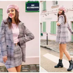 Dziewczyna w różowym beretce i kraciastej marynarce z mini spódniczką, uosobienie preppy style, pozuje na tle paryskiej uliczki.