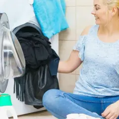 Jak prać czarne ubrania, aby uniknąć blaknięcia i zniszczeń