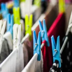 Jak szybko wysuszyć spodnie? Skuteczne metody na błyskawiczne suszenie