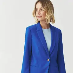Kobieta w eleganckim, kobaltowym żakiecie, który pięknie podkreśla jej chabrowy styl.