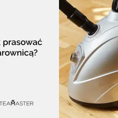 Dowiedz się, jak prasować parownicą, by ubrania wyglądały jak nowe. Srebrna parownica Steamaster gotowa do pracy.