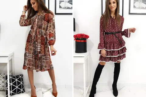 Dwie kobiety w sukienkach. Jedna w sukience w stylu vintage z wzorem paisley i plisowanym dołem, druga w grochy z falbankami.