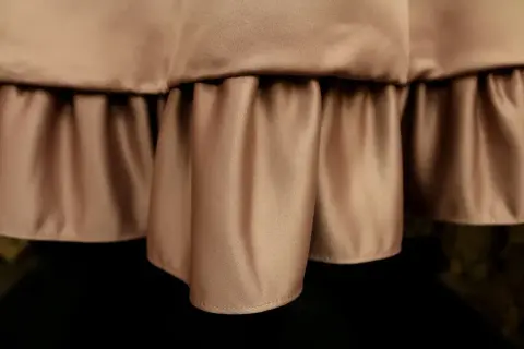 Miękka satyna tworzy falbanki, nadając tkaninie lekkości i elegancji. To właśnie satyna co to za materiał?