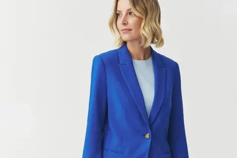 Kobieta w eleganckim, kobaltowym żakiecie, który pięknie podkreśla jej chabrowy styl.
