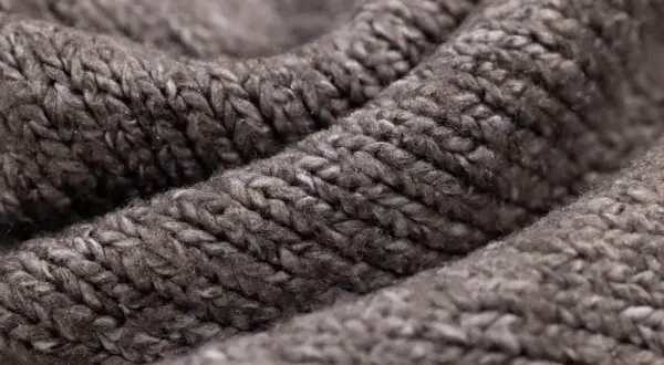 Jak zwęzić sweter robiony na drutach i uzyskać idealne dopasowanie