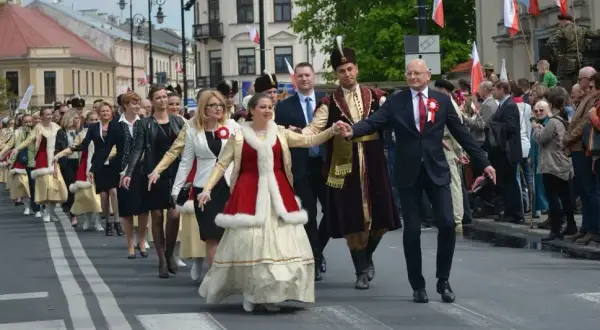 Staropolski strój męski wyglądający jak długa suknia – historia i znaczenie