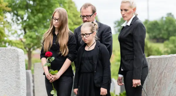 Czy na pogrzebie można mieć czapkę? Sprawdź zasady i etykietę