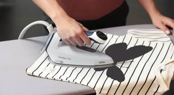Skuteczne sposoby na odklejenie naklejki z bluzy bez uszkodzeń