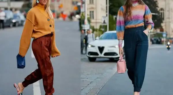 Dwie kobiety prezentują swoje stylizacje dnia, czyli ootd co to. Jedna w musztardowym kardiganie i brązowych spodniach, druga w kolorowym swetrze i granatowych spodniach.