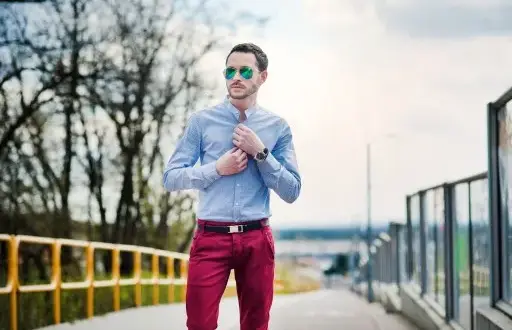 Jakie spodnie do niebieskiej koszuli? Oto stylowe połączenia na każdą okazję