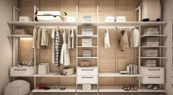 Minimalistyczna garderoba z ubraniami i akcesoriami, idealna dla stylu clean girl.