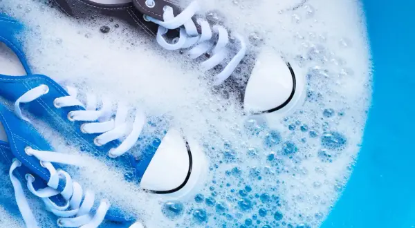 Niebieskie i szare trampki w pianie. Chyba trochę za duże buty, bo aż się w nich kąpie!
