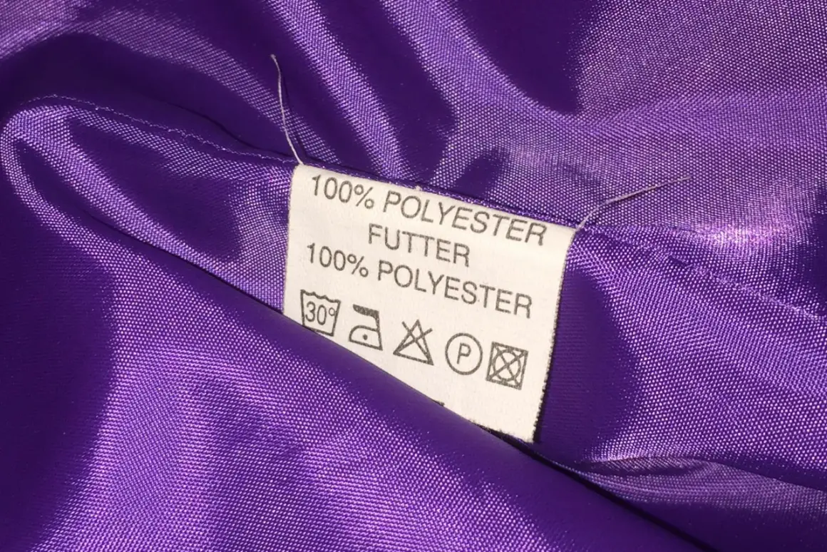 Metka informuje: 100% poliester. Czy poliester oddycha? Ta podszewka jest z poliestru, można prać w 30 stopniach.