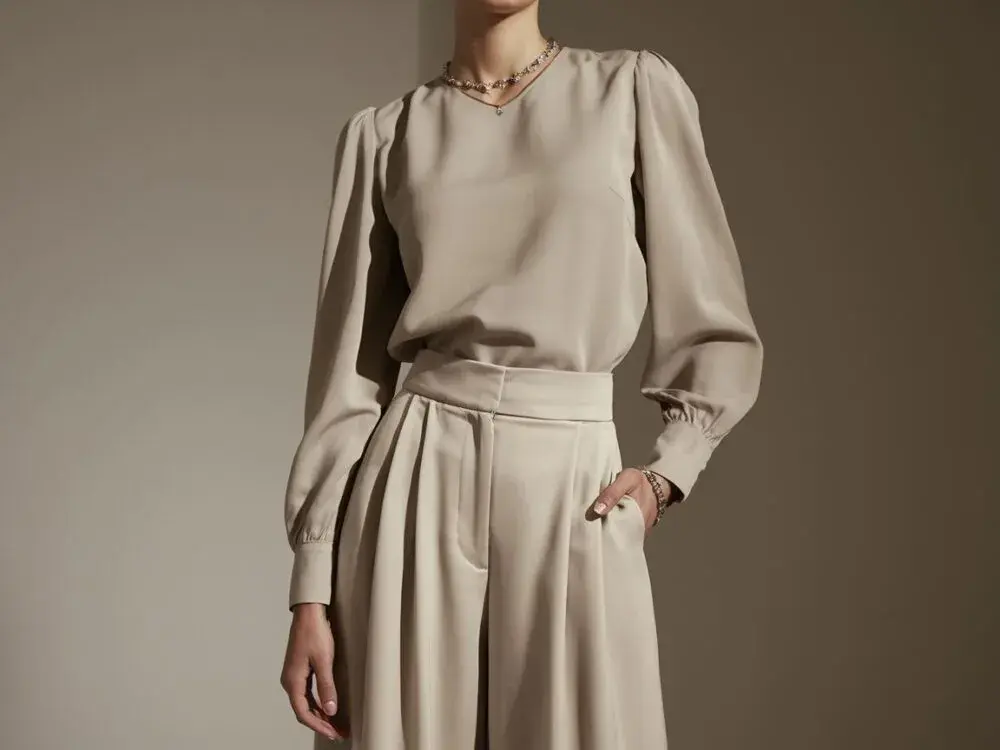 Jaką bluzkę wybrać do eleganckich spodni, aby wyglądać stylowo?