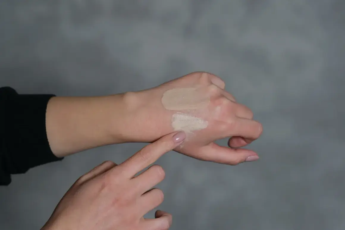 Dwie próbki podkładu na dłoni, jedna jaśniejsza, druga ciemniejsza, obie w odcieniu nude kolor.