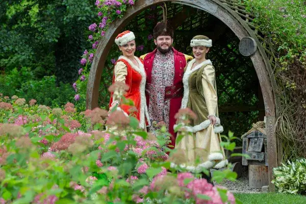 Zdjęcie Staropolski strój męski wyglądający jak długa suknia – historia i znaczenie