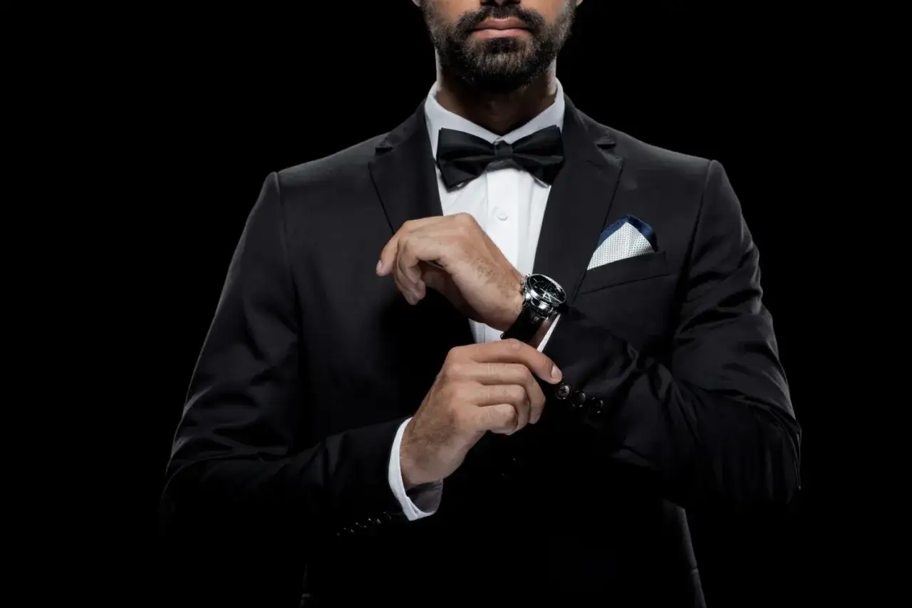 Zdjęcie Jaki zegarek do czarnej koszuli, aby wyglądać elegancko i stylowo?