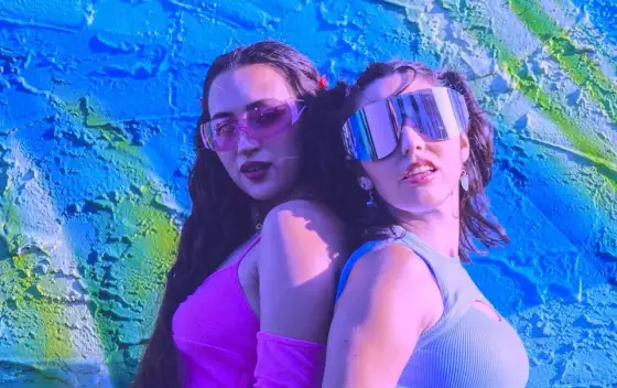Lata 2000 moda impreza - Jak nosić styl Y2K bez efektu przebrania?